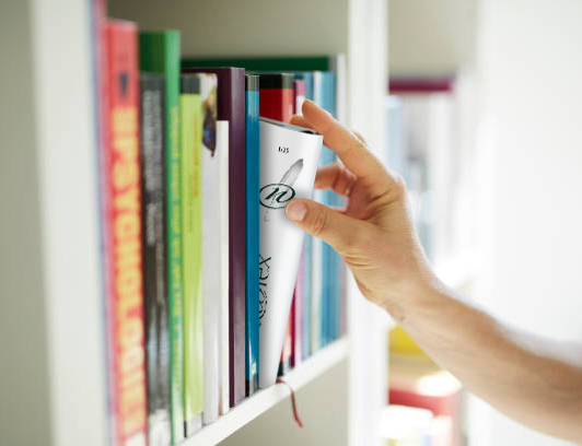 Bücherregal mit einer Zeitschrift