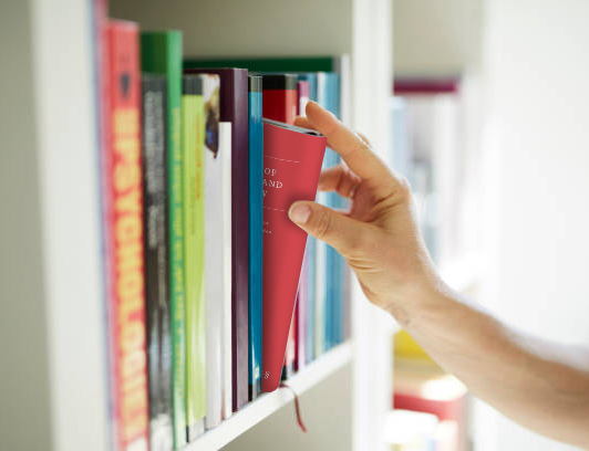 Bücherregal mit einer Zeitschrift